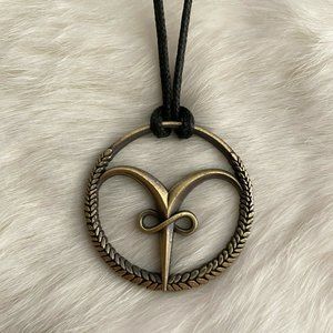 GUangzhou 2015om Signed Laurel Medallion‎ Pendant Necklace Fabric Cord 8048